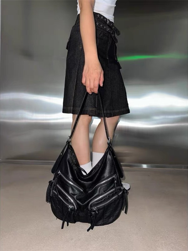 Autumn Winter New Vintage Large Capacity Tote Bag Sweet Cool Spicy Girl Motorcycle Style Single Shoulder Crossbody Bag Commuting Bag