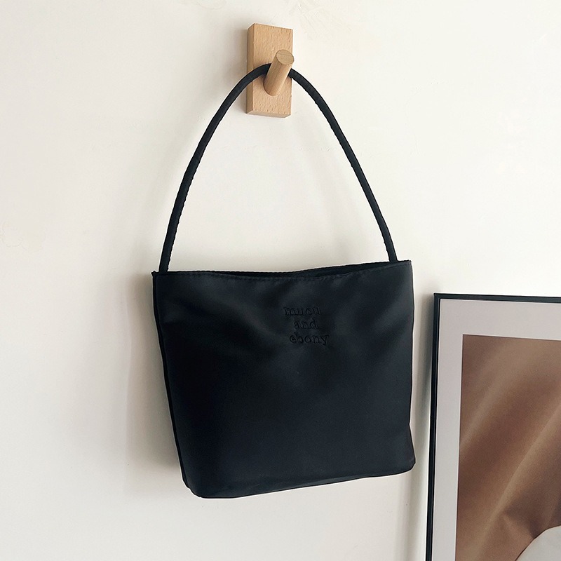 Simple and Practical Gift High-Value Handbag 2023 New Bucket Bag for Women Casual Commuting Versatile Underarm Bag